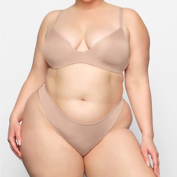 SKIMS Wireless form lightly lined bra 32C - Picture 5 of 9